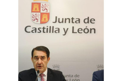 El consejero de Medio Ambiente, Vivienda y Ordenación del Territorio, Juan Carlos-Suárez Quiñones, durante la rueda de prensa. ICAL