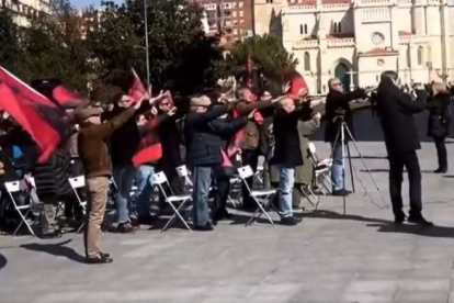 Un grupo de falangistas entona el 'Cara al Sol' en la plaza de Portugalete.- @BORJAFF
