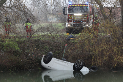 Los bomberos de Palencia recuperan el vehículo del río Carrión. / ICAL