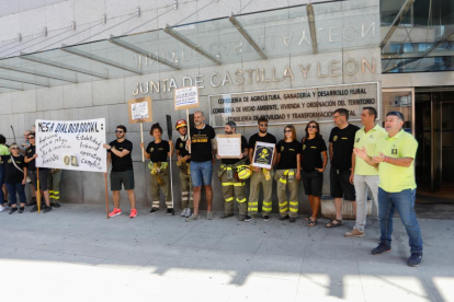 Protestas de bomberos forestales en la consejería de Medio Ambiente pidiendo ampliar el tiempo de contrato de los escuchas. J.M. Lostau