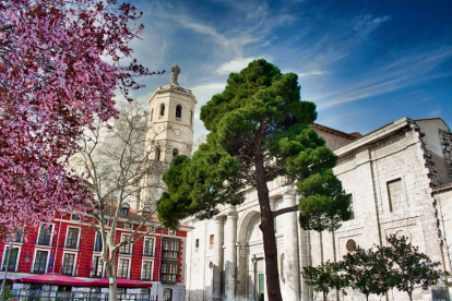 Plaza de la Universidad donde se ubica la catedral de Valladolid