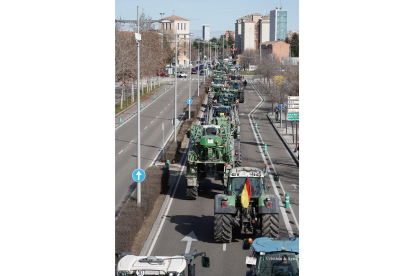 Tractorada este viernes en la Avenida Salamanca de Valladolid. -ICAL