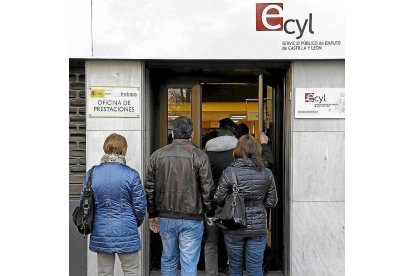 Personas acuden a una oficina de empleo en Valladolid. Vertical