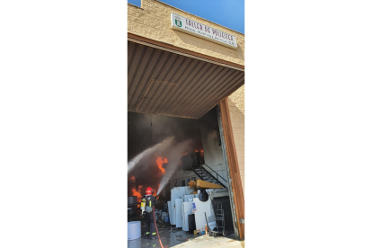 Los bomberos de la Diputación de Soria intervienen en la extinción de un incendio en un taller de poliéster - ICAL