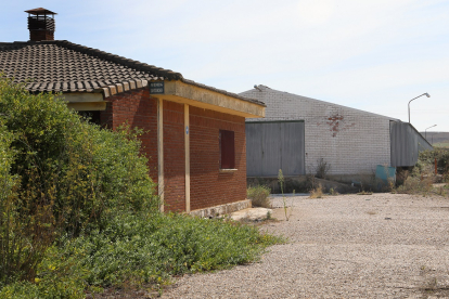 Subasta pública de una granja en Amusco (Palencia) por el precio de salida de 1 euro. El conjunto inmobiliario, de 43.812 metros cuadrados, está formado por dos naves industriales, un almacén y una vivienda.- ICAL