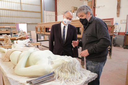El presidente de las Cortes de Castilla y León, Luis Fuentes, visita el taller del imaginero y escultor zamorano Ricardo Flecha Barrio.- ICAL