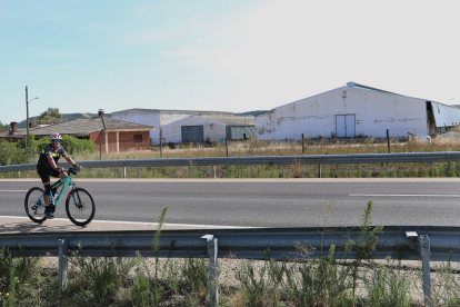 Subasta pública de una granja en Amusco (Palencia) por el precio de salida de 1 euro. El conjunto inmobiliario, de 43.812 metros cuadrados, está formado por dos naves industriales, un almacén y una vivienda.- ICAL