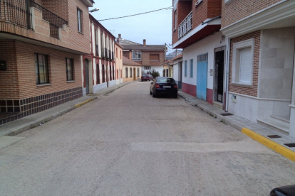 Calle de Pedrajas, donde se observan varios contadores en las fachadas. A.P.