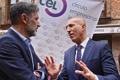 El alcalde de León conversa con el presidente del CEL, Julio César Álvarez. ICAL