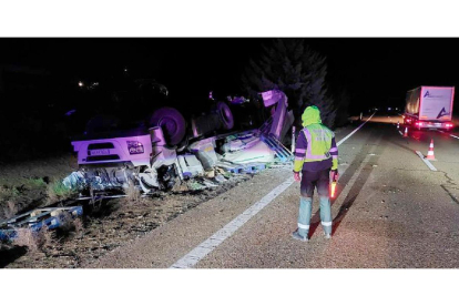 Camión volcado en un accidente con un autobús en la A6 en Zamora. - ICAL