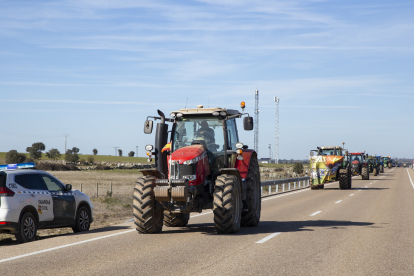 Tractorada este viernes en la N-122 de Zamora. -ICAL