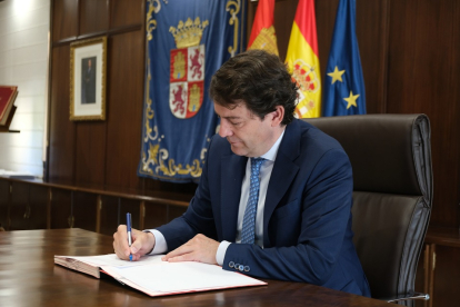 Imagen de archivo del presidente de la Junta, Alfonso Fernández Mañueco, durante la firma de la ley que suprime el Impuesto de Donaciones y Sucesiones en Castilla y León.- E. M.
