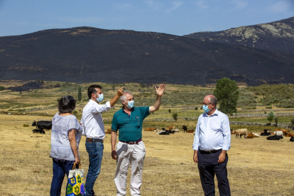 El secretario general del PSOECyL, Luis Tudanca, se reúne en Navalacruz con su alcalde, Benigno González Casillas, y otros alcaldes de la zona afectada por el incendio que se originó en este municipio de la provincia de Ávila. ICAL