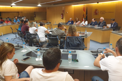 Un momento de la reunión en Madrid entre comités e inversores de Siro, liderada por Reyes Maroto. E. M.