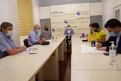 Reunión entre el presidente de la Diputación de Segovia y alcaldes de varios municipios. - EM