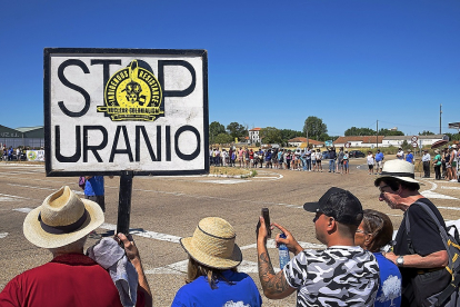 Concentración de Stop Uranio contra la cración de la mina en Retornillo el año pasado. JESÚS FORMIGO/ICAL