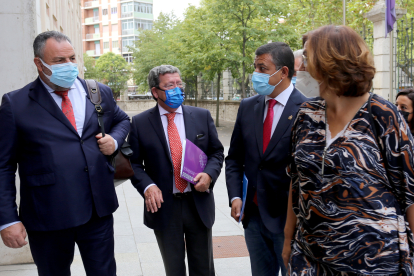 Eduardo Morán, César Rico, Carlos García y Ángeles Armisén, a la llegada a la reunión con la consejera de Sanidad. ICAL
