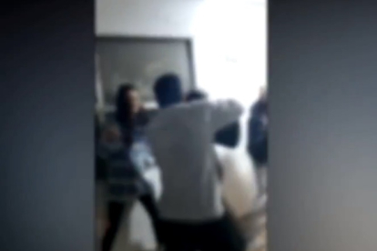 Un fotograma del vídeo de la pelea.- E.M.