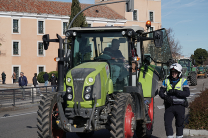 Tractorada este viernes en la Avenida Salamanca de Valladolid. -ICAL