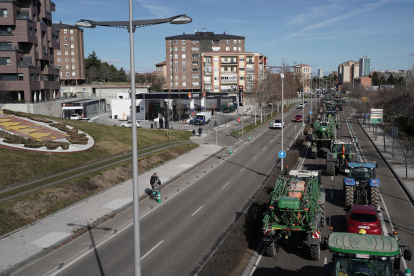 Tractorada este viernes en la Avenida Salamanca de Valladolid. -ICAL