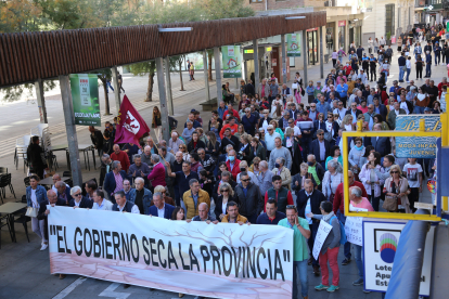 Manifestación convocada por representantes de municipios ribereños de las presas de Ricobayo y Almendra contra los desembalses programados en virtud del convenio de Albufeira. Ical