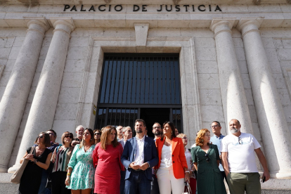 El portavoz del Grupo Parlamentario Socialista en las Cortes de Castilla y León, Luis Tudanca, atiende a la prensa antes de la firma de los procuradores del Grupo Socialista para otorgar poderes. -ICAL