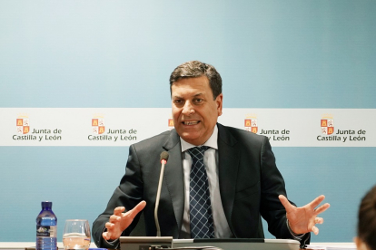 Carlos Fernández Carriedo, consejero de Economía y Hacienda, en la presentación de las deducciones autonómicas del IRPEF de Castilla y León. -ICAL