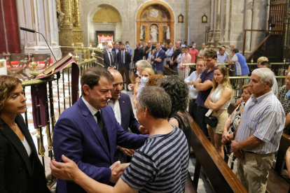 El presidente de la Junta Alfonso Fernández Mañueco asiste a la Eucaristía por las víctimas del incendio forestal originado en Losacio de Alba. - ICAL