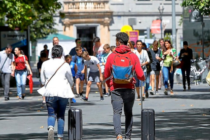 Turistas por el centro de Valladolid. E.M.
