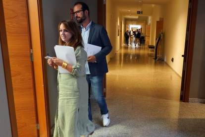 Patricia Gómez y Ángel Hernández (PSOE) a su llegada a la junta de portavoces.- ICAL