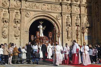 La Cofradía Penitencial de Rosario sale por primera vez en procesión con su paso de Nuestro Padre Jesús de la Redención. -ICAL