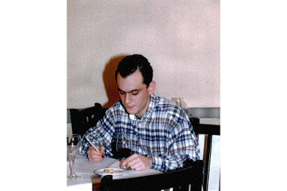 David Robledo en la bodega del restaurante de Pago de Carraovejas. - PHOTOGENIC / JOSÉ C. CASTILLO