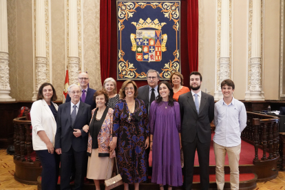 Ángeles Armisén, reelegida como presidenta de la Diputación de Palencia, posando junto a su familia.- ICAL