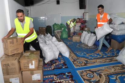 Campaña de recogida de ropa, alimentos y medicamentos para los damnificados por el terremoto de Marruecos a través de la Asociación Islámica de Palencia, en la imagen Tarik, Aziz y El Mehdi colocan y recogen la ayuda recibida.- ICAL