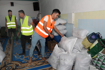 Campaña de recogida de ropa, alimentos y medicamentos para los damnificados por el terremoto de Marruecos a través de la Asociación Islámica de Palencia, en la imagen Tarik, Aziz y El Mehdi colocan y recogen la ayuda recibida.- ICAL