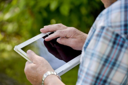 Un hombre maneja a una tableta conectado a la tecnología 5G. / MOVISTAR