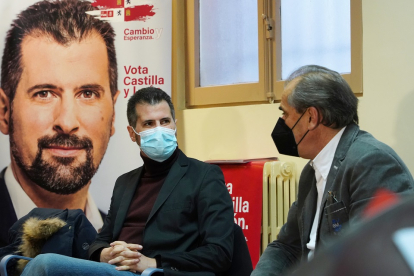 El candidato del PSOE a la Presidencia de la Junta, Luis Tudanca, visita Aranda de Duero (Burgos), donde se reúne con la Plataforma en Defensa de la Sanidad Pública y con sindicatos. -ICAL