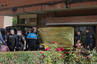 La Policía Nacional investiga la relación entre el hombre de 36 fallecido tras ser arrollado en las vías del tren en la capital palentina y el cadáver de una mujer, en un domicilio de la avenida Reyes Católicos. ICAL