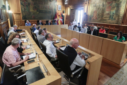 La Diputación Provincial de León celebra un pleno extraordinario en el que se reconoce la condición de diputado no adscrito a Matías Llorente. / ICAL