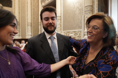 Ángeles Armisén, reelegida como presidenta de la Diputación de Palencia, junto a sus hijos.- ICAL