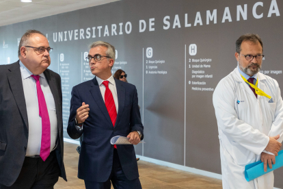 El consejero de Sanidad, Alejandro Vázquez, en el Hospital Universitario de Salamanca.-ICAL