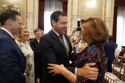Ángeles Armisén saluda al portavoz del PP, Raúl de la Hoz.- ICAL