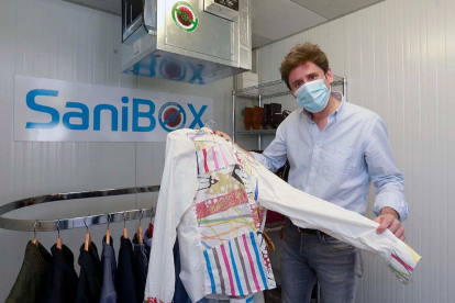 Mario Albarrán, director comercial de Fricaltec, muestra el prototipo de Sanibox ubicado en las instalaciones de la empresa.  RAÚL G. OCHOA