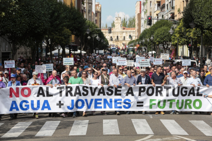 Organizaciones agrarias y de regantes se suman a la convocatoria de manifestación contra el desembalse de agua de León hacia Portugal. / ICAL