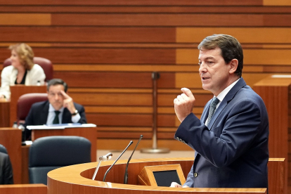 El presidente de la Junta, Alfonso Fernández Mañueco, durante el debate del estado de la Comunidad.- ICAL