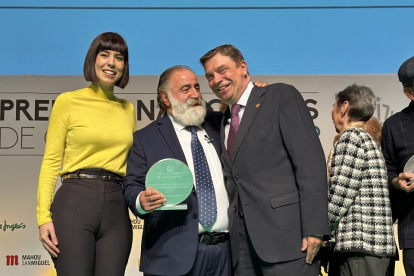 Javier Pérez Andrés sostiene el Premio Nacional de Gastronomía junto a los  ministros Diana Morant y Luis Planas. /E.M.