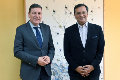 El consejero de Economía y Hacienda, Carlos Fernández Carriedo y el embajador de India en España, Dinesh K. Patnaik. - ICAL