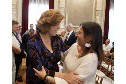 Ángeles Armisén saluda a la alcaldesa de Palencia, Miriam Andrés.- ICAL