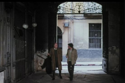 Fotograma de la película 'Soldados de plomo' dirigida por José Sacristán, que fue filmada en el Pasaje Gutierrez de Valladolid. -E.M.