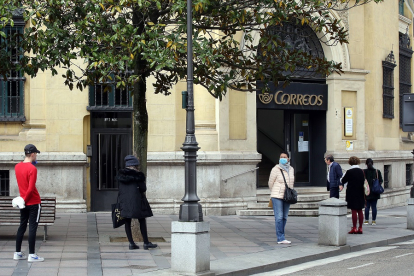 Varias personas hacen cola en la oficina de Correos de Valladolid. -ICAL